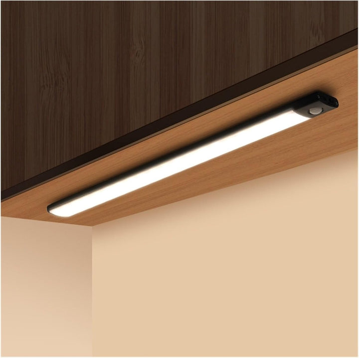 Barra LED inalámbrica recargable de 80 cm con sensor de movimiento y tres colores de luz para cocina, placares y armarios.