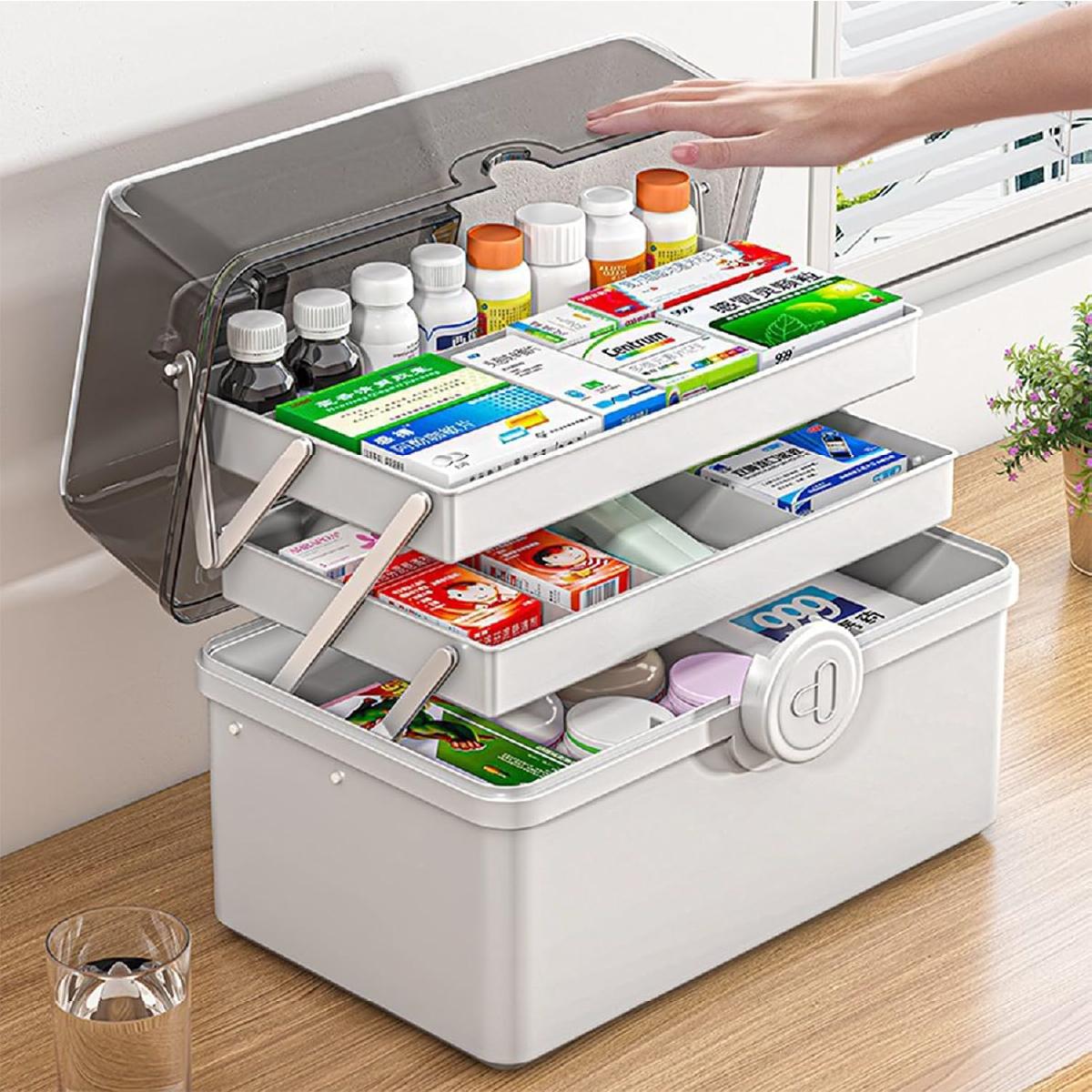 Botiquín organizador de medicamentos con 3 compartimentos de plástico resistente y tapa, medidas 34x19x23 cm.