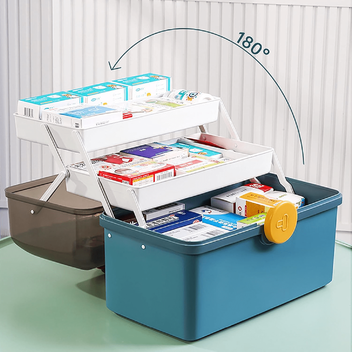 Botiquín organizador de medicamentos con 3 compartimentos de plástico resistente y tapa, medidas 34x19x23 cm.