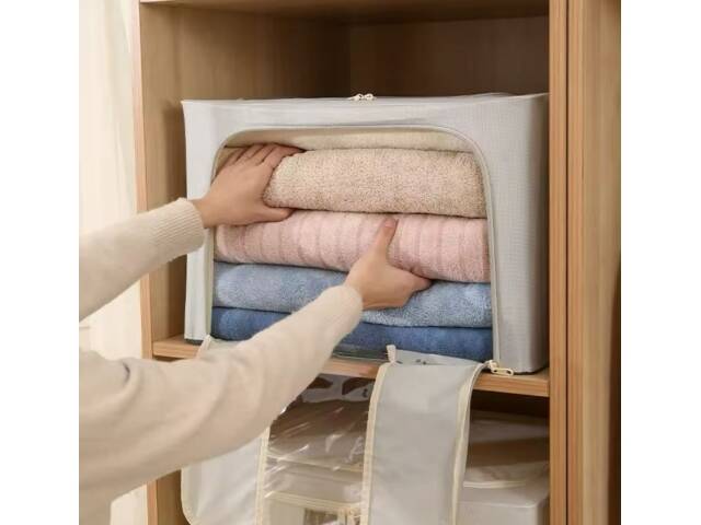 Caja organizadora de ropa plegable con estructura metálica, cierre y ventana transparente. Ideal para placard, textiles y almacenamiento del hogar.
