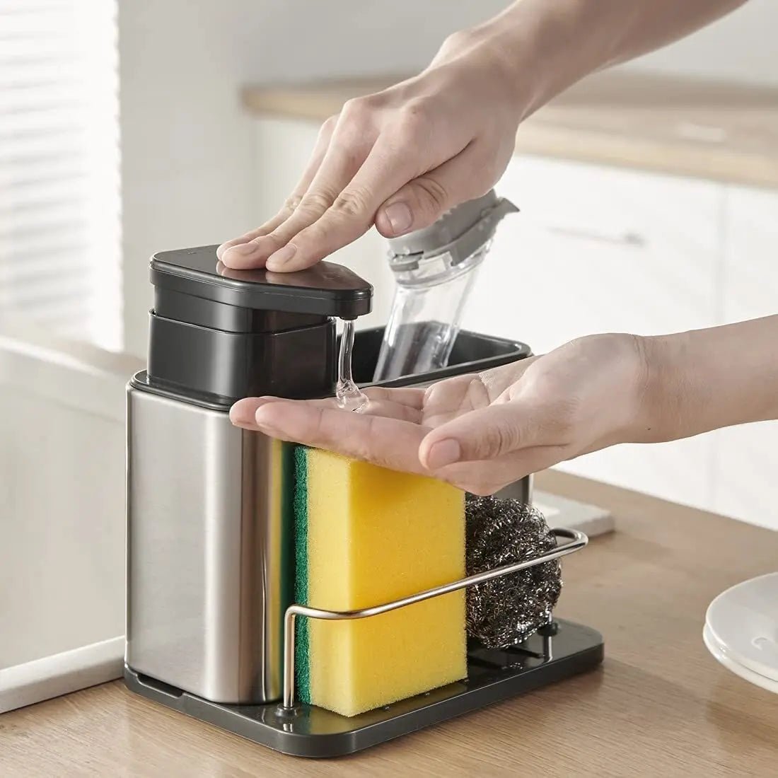 Dispensador de jabón 3 en 1 para cocina con porta esponja y cepillos. Acero inoxidable, drenaje y diseño organizador para fregadero.