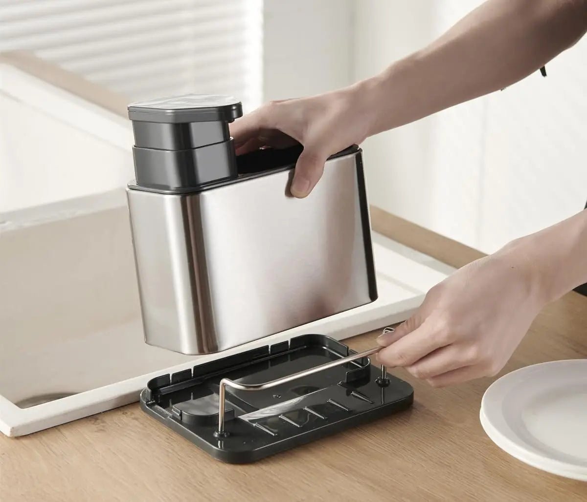 Dispensador de jabón 3 en 1 para cocina con porta esponja y cepillos. Acero inoxidable, drenaje y diseño organizador para fregadero.