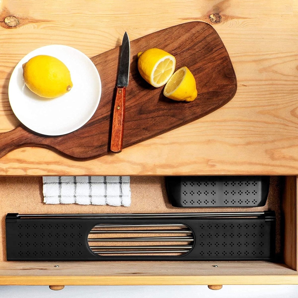 Escurridor enrollable para pileta de acero inoxidable con cubiertero plegable para frutas, verduras y utensilios de cocina.
