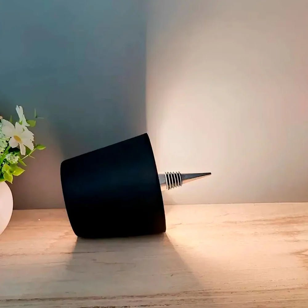 Lámpara LED para botella recargable con control táctil y tres tonos de luz para decoración de mesas y ambientes.