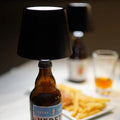 Lámpara LED para botella recargable con control táctil y tres tonos de luz para decoración de mesas y ambientes.