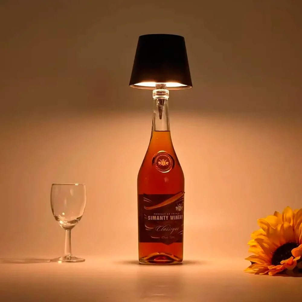 Lámpara LED para botella recargable con control táctil y tres tonos de luz para decoración de mesas y ambientes.