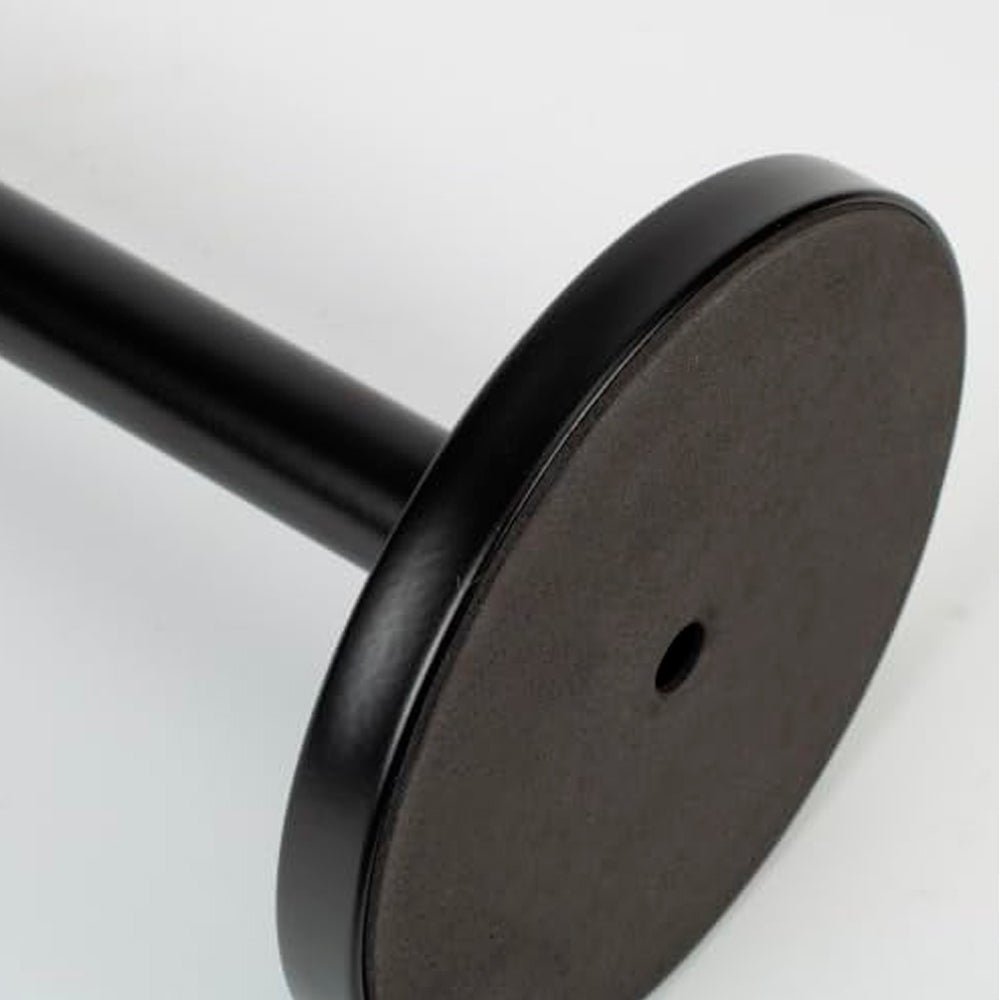 Soporte metálico de mesa para rollo de papel de cocina con base estable y diseño elegante para encimera.