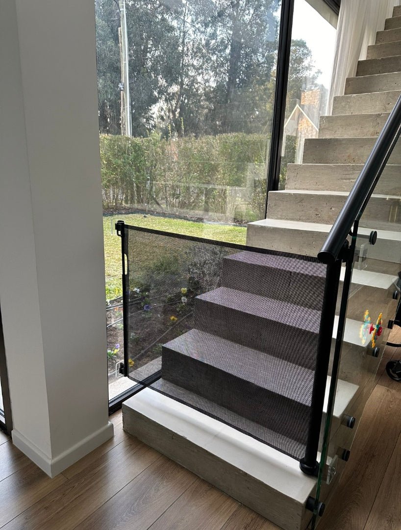 Puerta barrera de seguridad retráctil para bebés niños y mascotas de hasta 145cm ideal para escaleras y accesos del hogar.