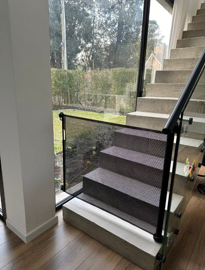 Puerta barrera de seguridad retráctil para bebés niños y mascotas de hasta 145cm ideal para escaleras y accesos del hogar.